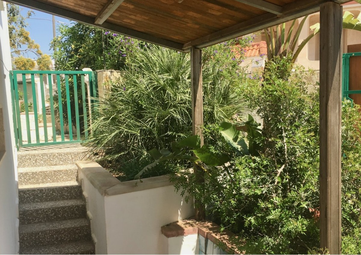 Monolocale con giardino a due passi dal mare