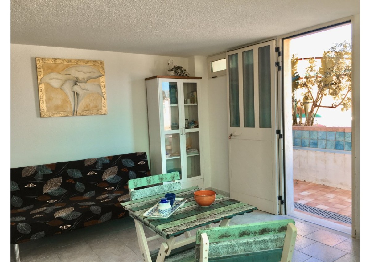 Monolocale con giardino a due passi dal mare