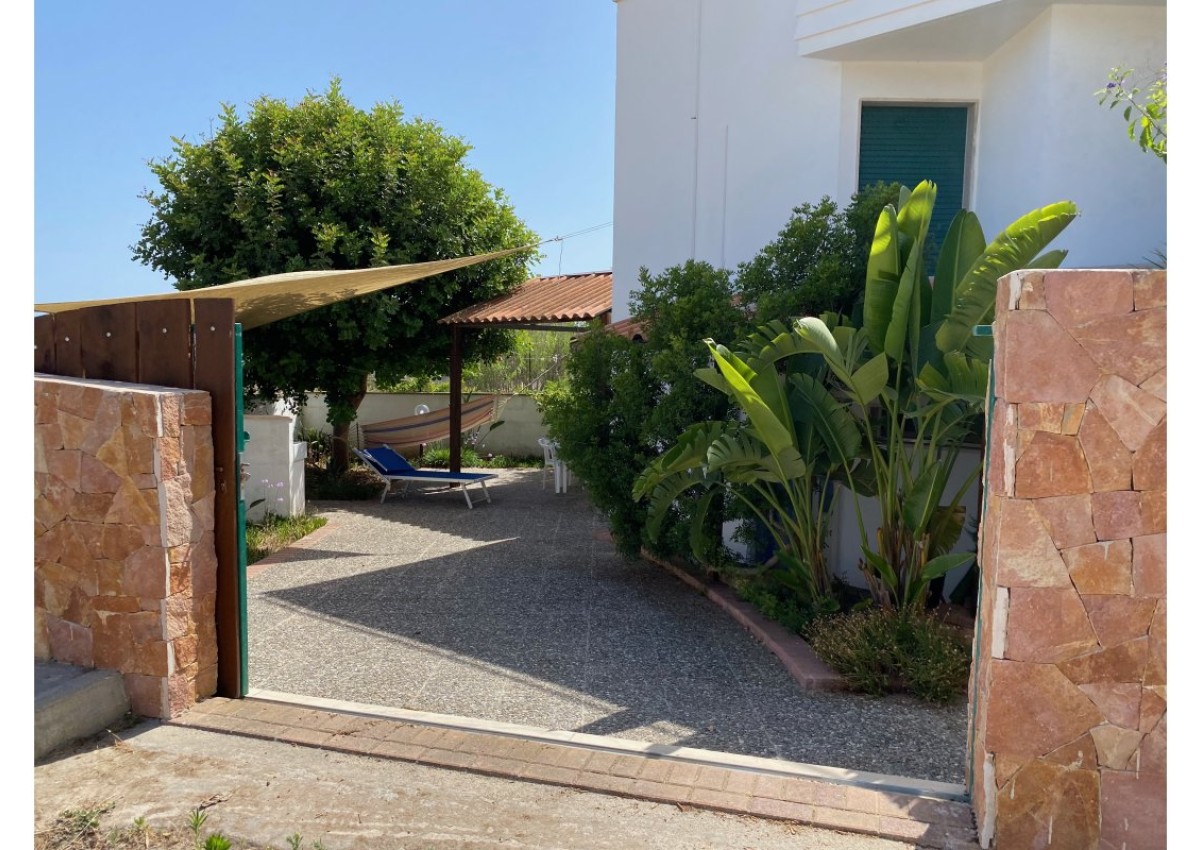 Monolocale con giardino a due passi dal mare