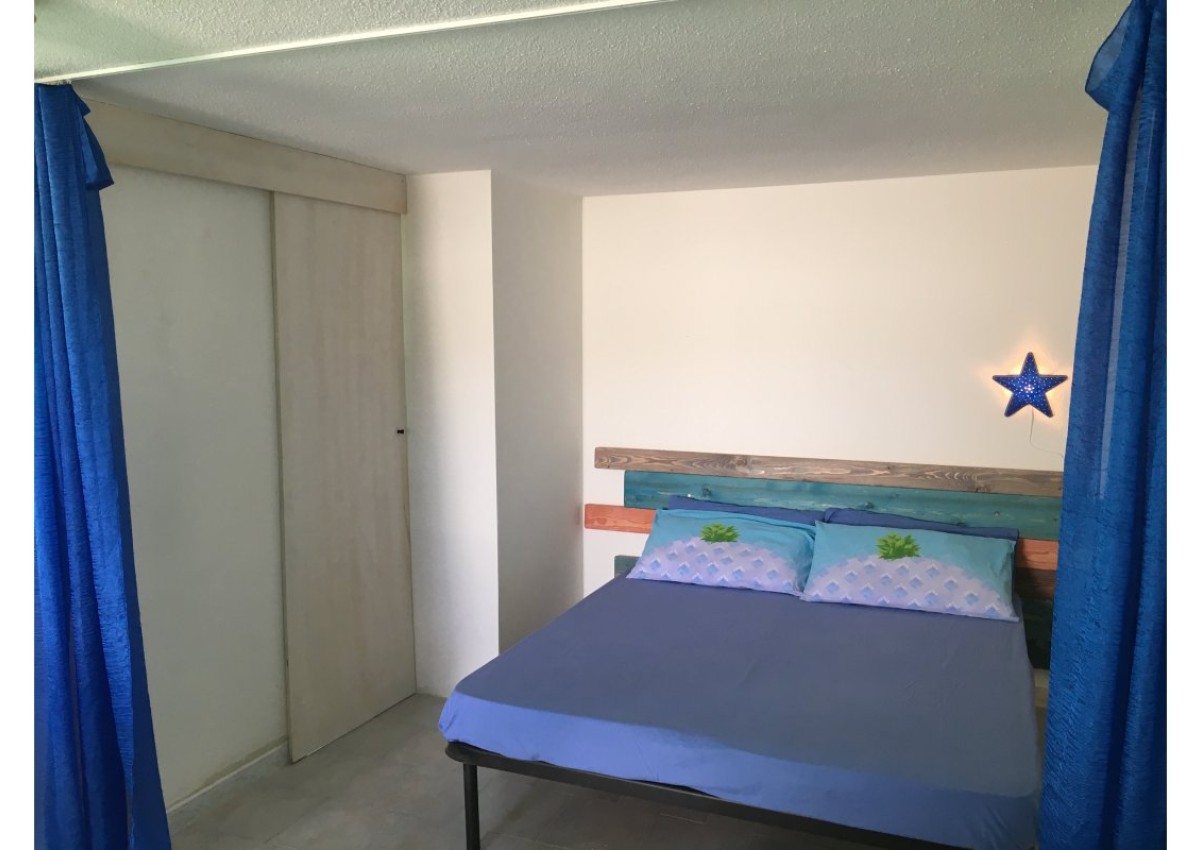 Monolocale con giardino a due passi dal mare