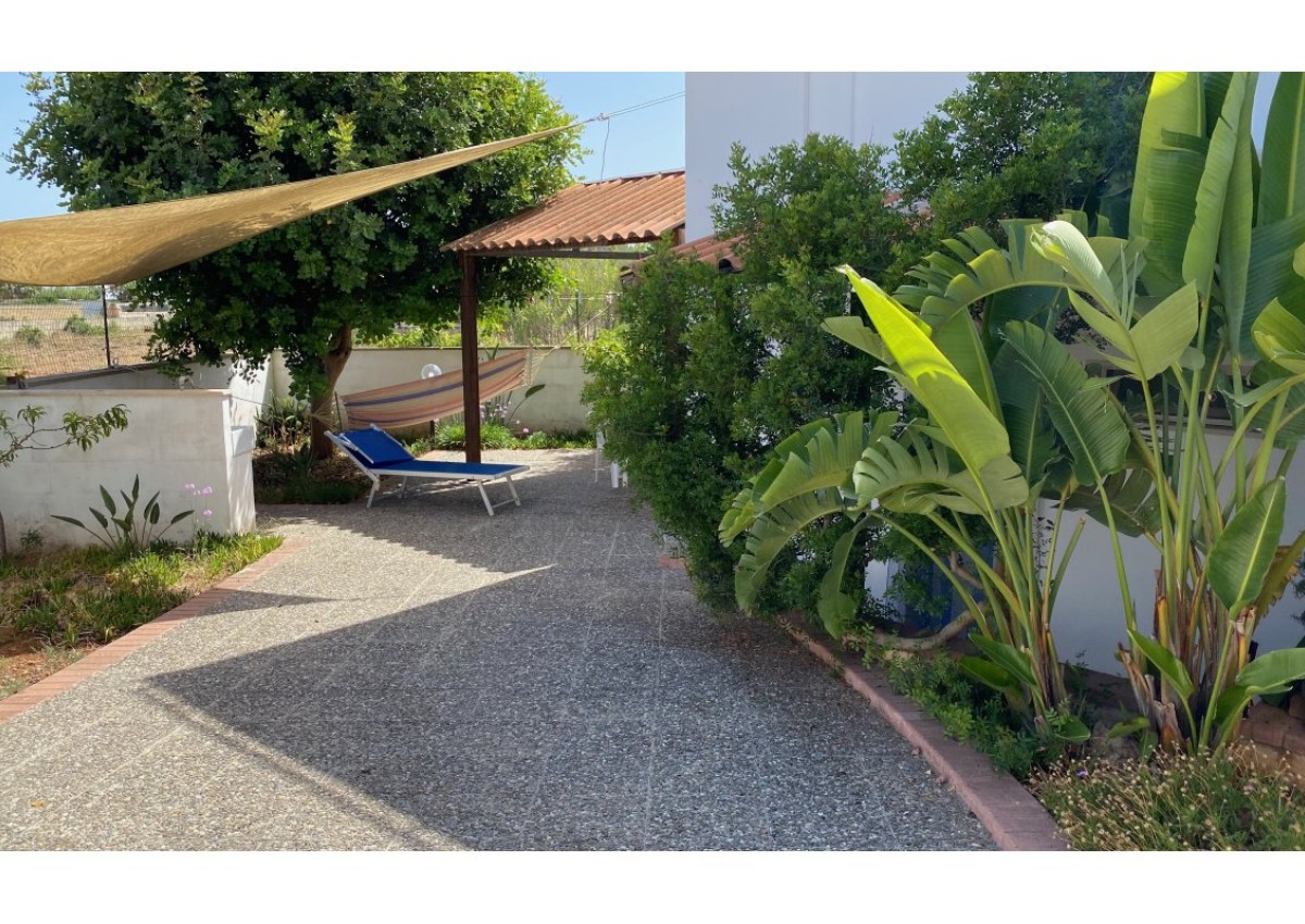 Monolocale con giardino a due passi dal mare