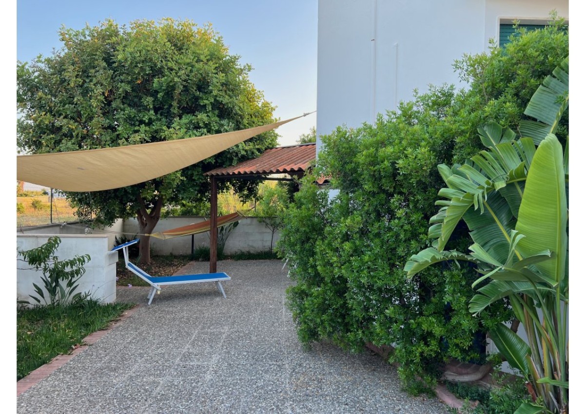 Monolocale con giardino a due passi dal mare