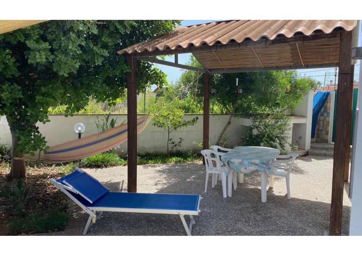 Monolocale con giardino a due passi dal mare