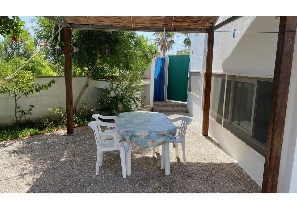 Monolocale con giardino a due passi dal mare