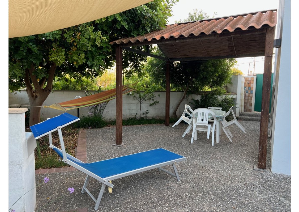 Monolocale con giardino a due passi dal mare