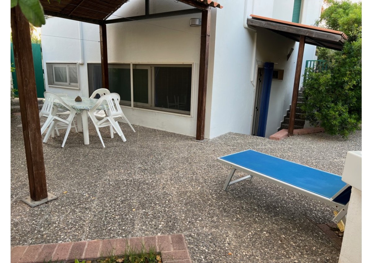 Monolocale con giardino a due passi dal mare
