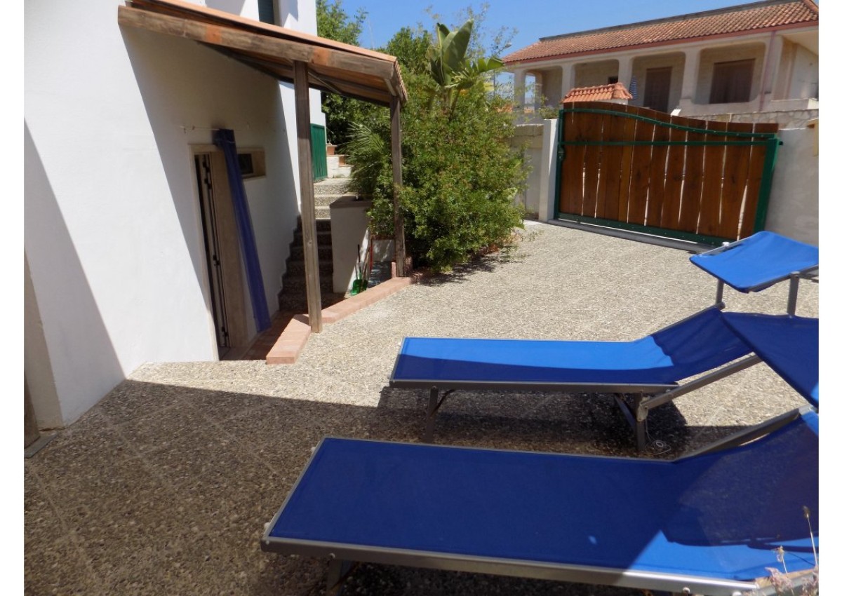 Monolocale con giardino a due passi dal mare