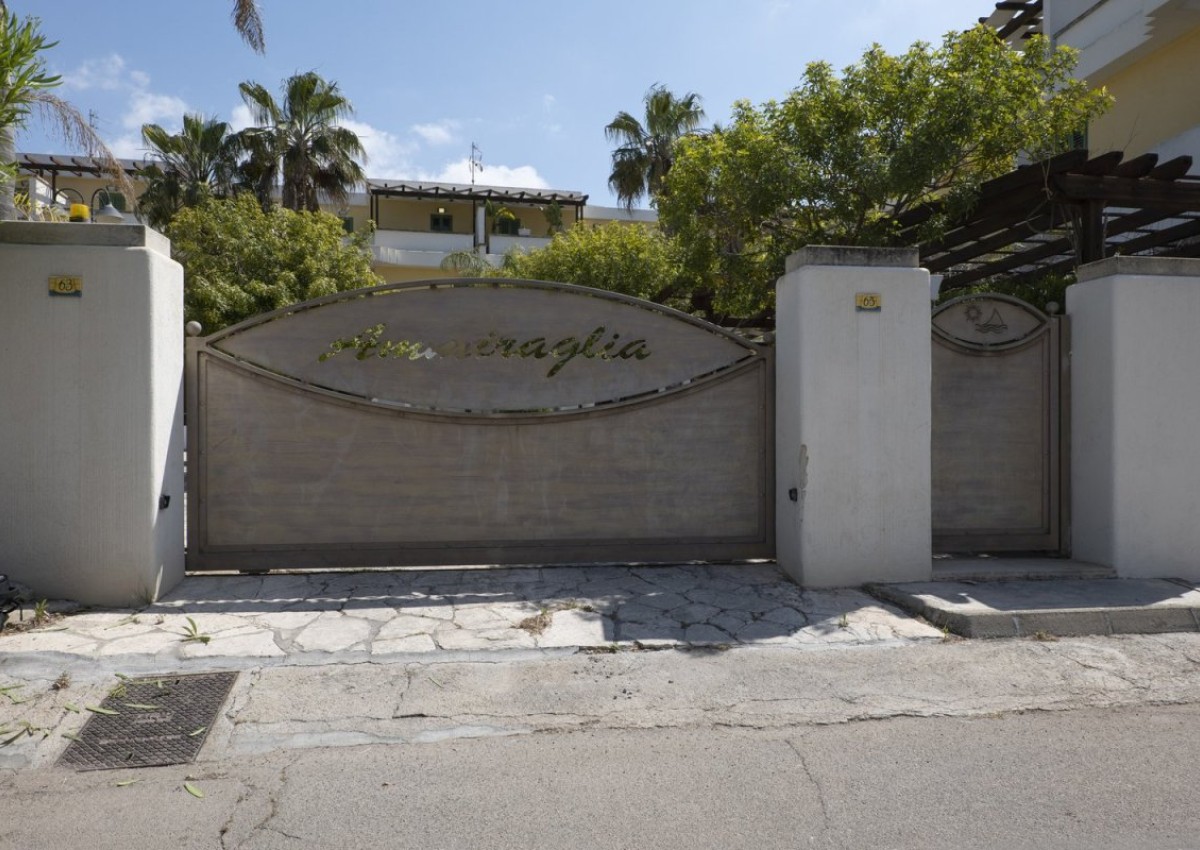 yellow apartment baia verde 