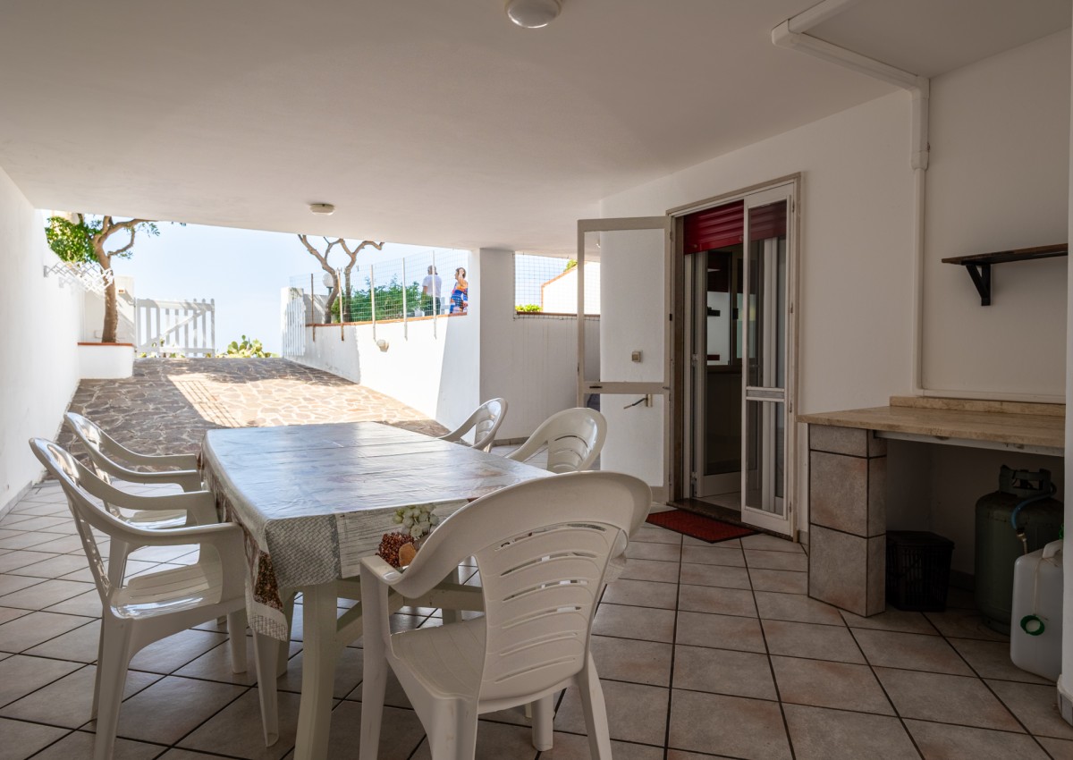 red home fronte mare