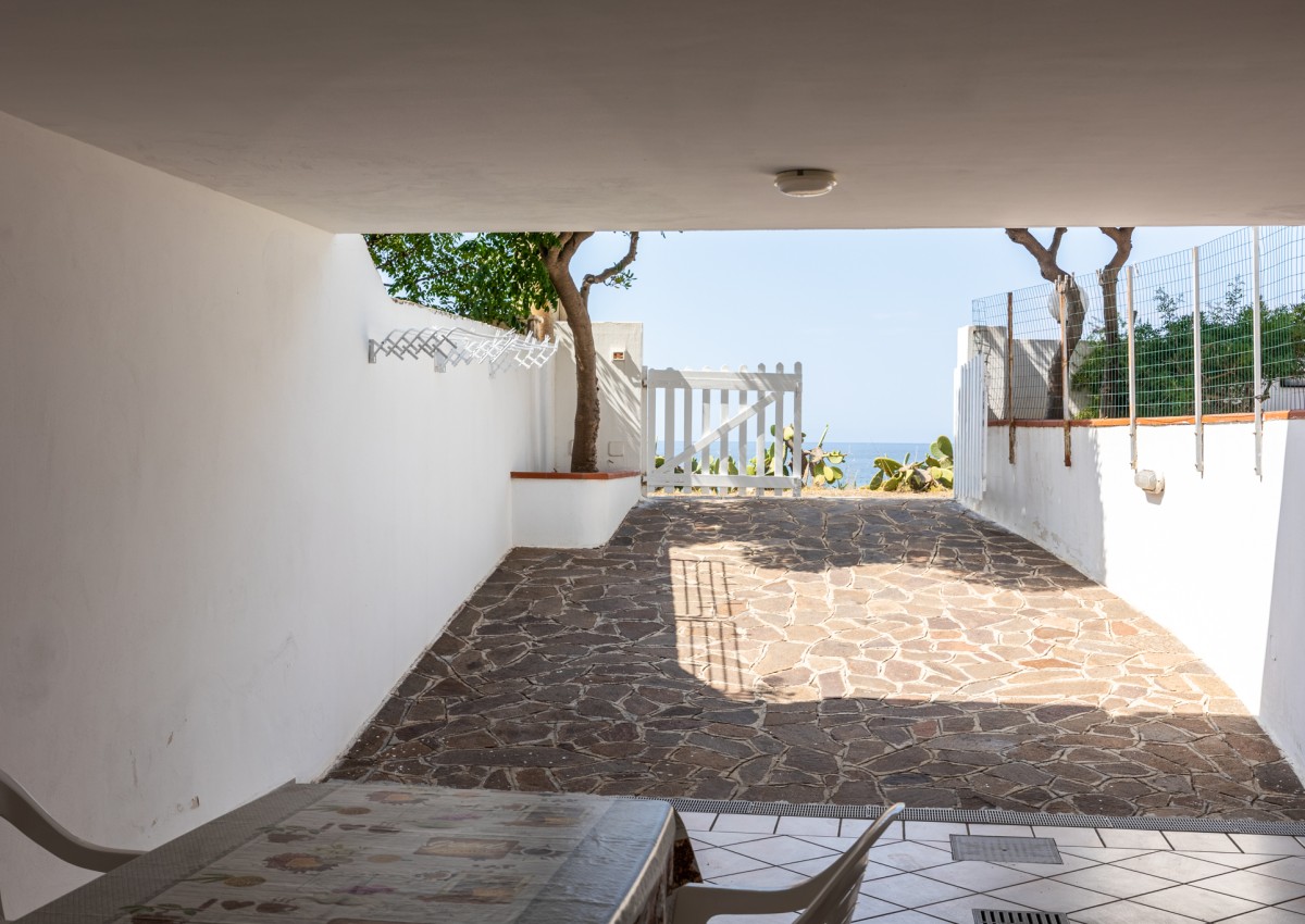 red home fronte mare