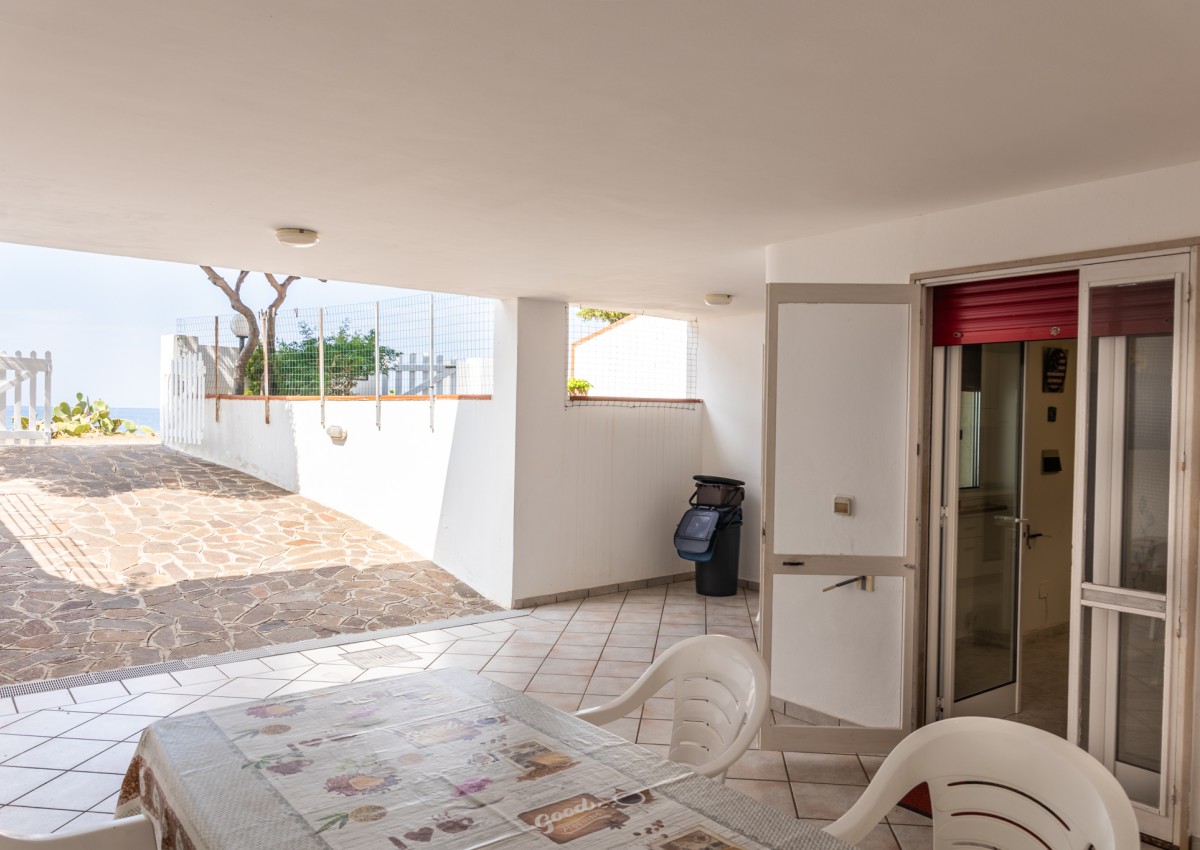 red home fronte mare