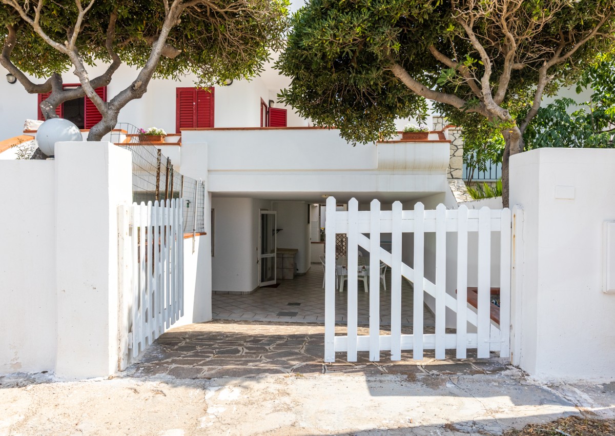 red home fronte mare