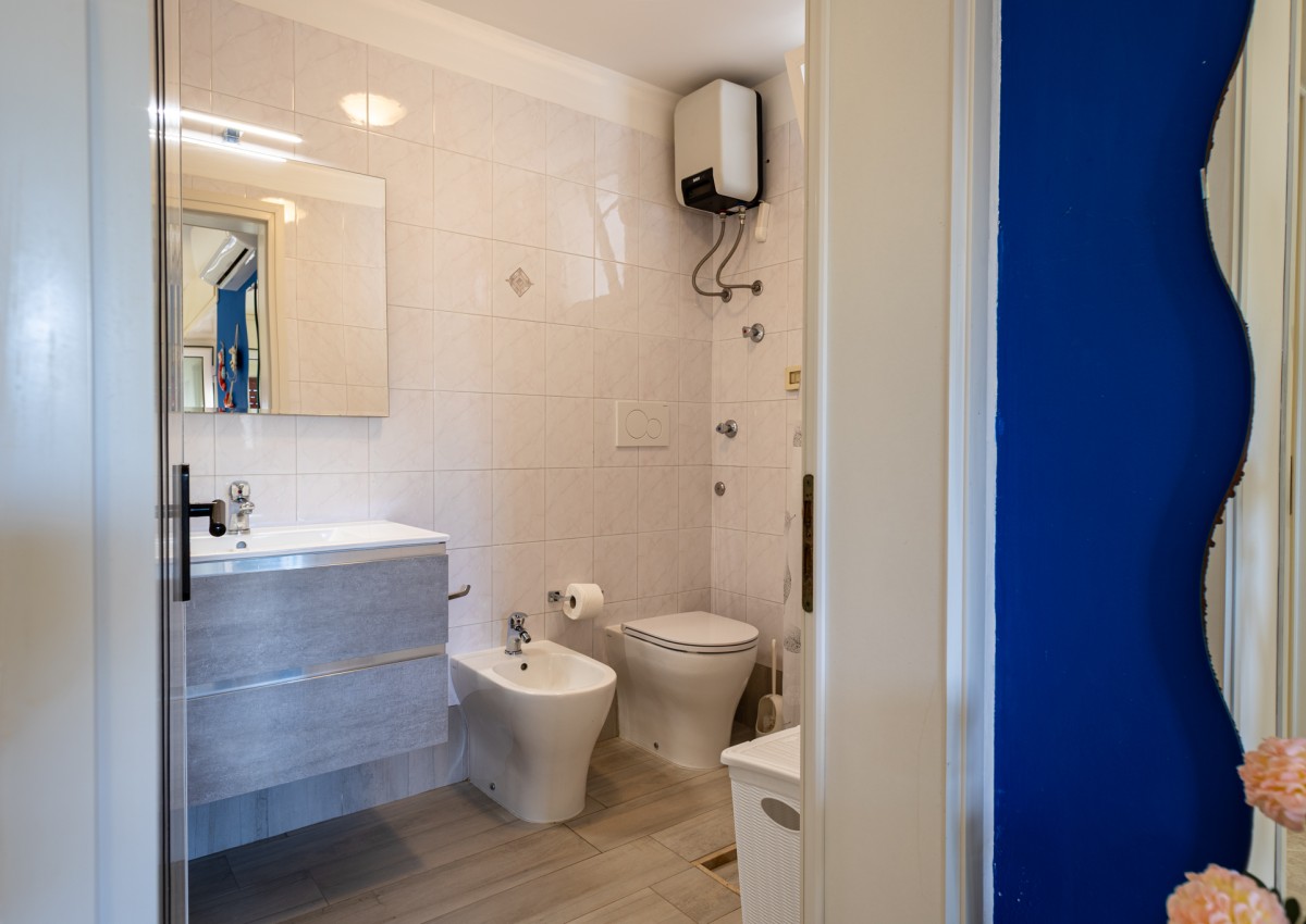 red home fronte mare