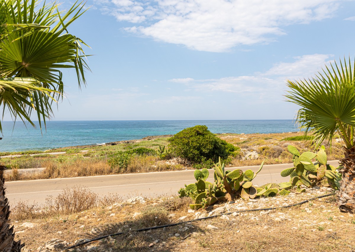 red home fronte mare