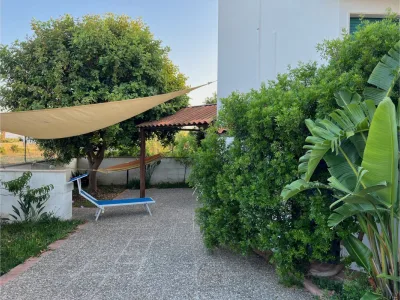 Monolocale con giardino a due passi dal mare